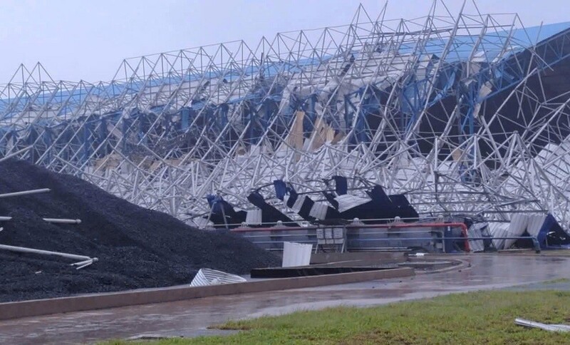 Một phần mái kho chứa than của Nhà máy nhiệt điện Vũng Áng II bị sập do bão số 10. Ảnh: Phúc Sơn