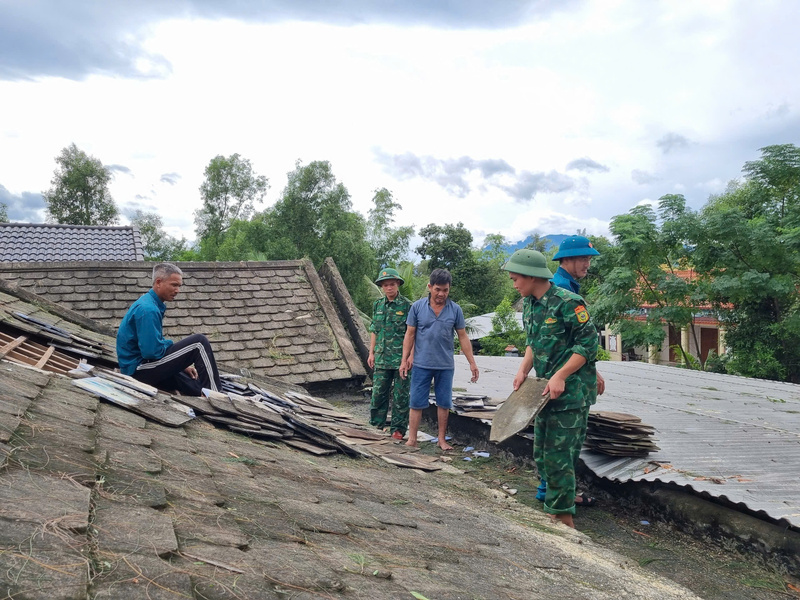 Các lực lượng hỗ trợ người dân lợp lại nhà sau bão số 10. Ảnh: Nguyễn Tuấn