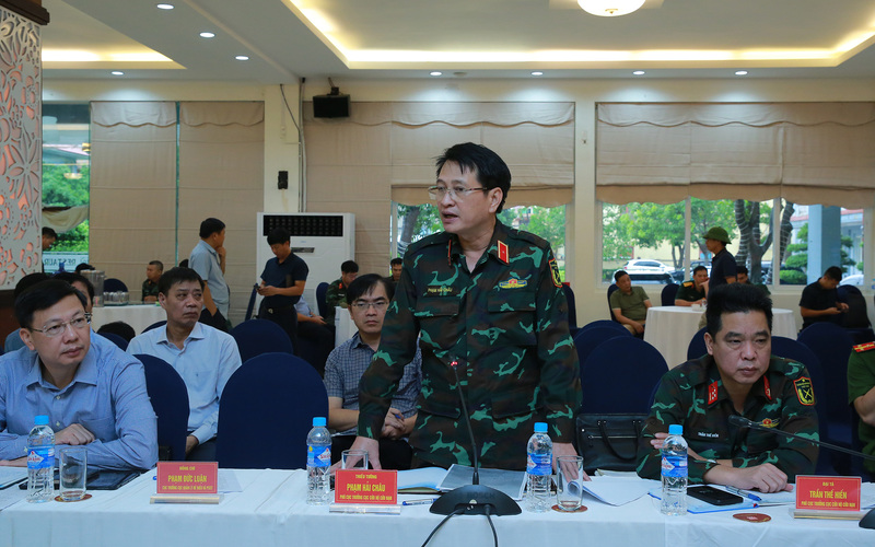 Thiếu tướng Phạm Hải Châu, Phó Cục trưởng Cục Cứu hộ-Cứu nạn (Bộ Quốc phòng) báo cáo tại cuộc họp. Ảnh: VGP/Minh Khôi