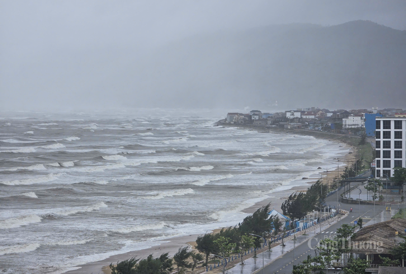 Bão số 10 gây mưa lớn, sóng to trên địa bàn tỉnh Hà Tĩnh. Ảnh: Trọng Tùng