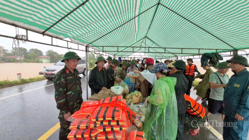 Dựng lều tạm làm điểm tập kết thực phẩm, áo phao vào cho bà con vùng lũ
