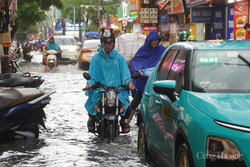 Mưa lớn kéo dài suốt đêm, tuyến đường Triều Khúc ngập nặng.
