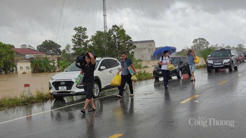 Một số hộ gân ở gần tự di chuyển ra khu vực tập thế để nhận thực phẩm, hàng hóa hỗ trợ