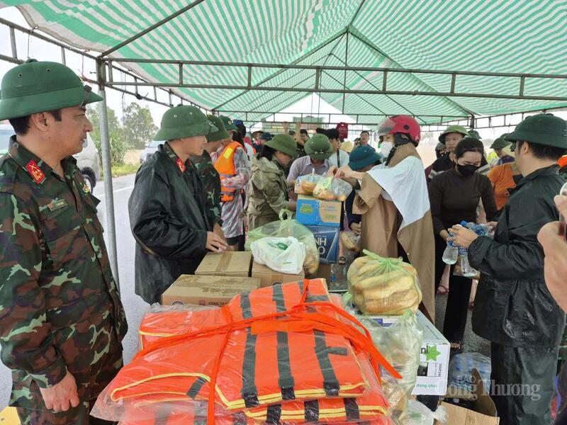 Nỗ lực không để người dân vùng lũ bị thiếu lương thực, thực phẩm thiết yếu