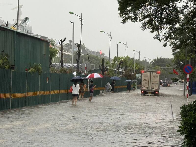 Khu vực An Khánh ngập sâu, xe máy gần như không thể di chuyển.