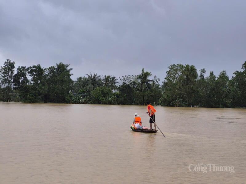 Vượt mưa lũ vận chuyển thực phẩm, áo phao vào cho nhân dân
