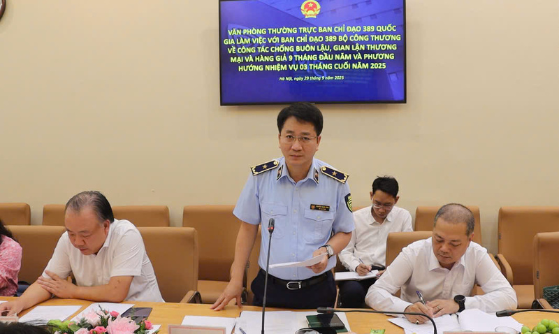Ông Nguyễn Thanh Bình, Phó Cục trưởng Cục Quản lý và Phát triển thị trường trong nước báo cáo kết quả kiểm tra, xử lý vi phạm của Ban Chỉ đạo 389 Bộ Công Thương trong 9 tháng đầu năm.