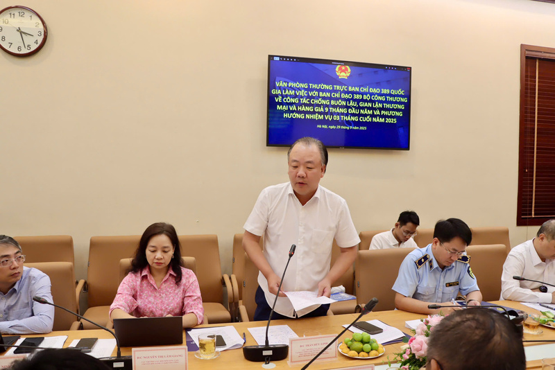 Ông Trần Hữu Linh, Cục trưởng Cục Quản lý và Phát triển thị trường trong nước - Phó Trưởng ban thường trực Ban Chỉ đạo 389 Bộ Công Thương phát biểu.