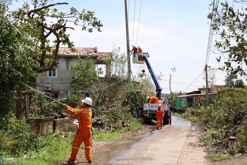 Công nhân điện lực xử lý sự cố lưới điện sau bão