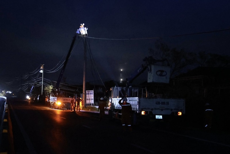 Các công nhân nỗ lực xử lý sự cố, cấp điện trở lại trong đêm cho khách hàng