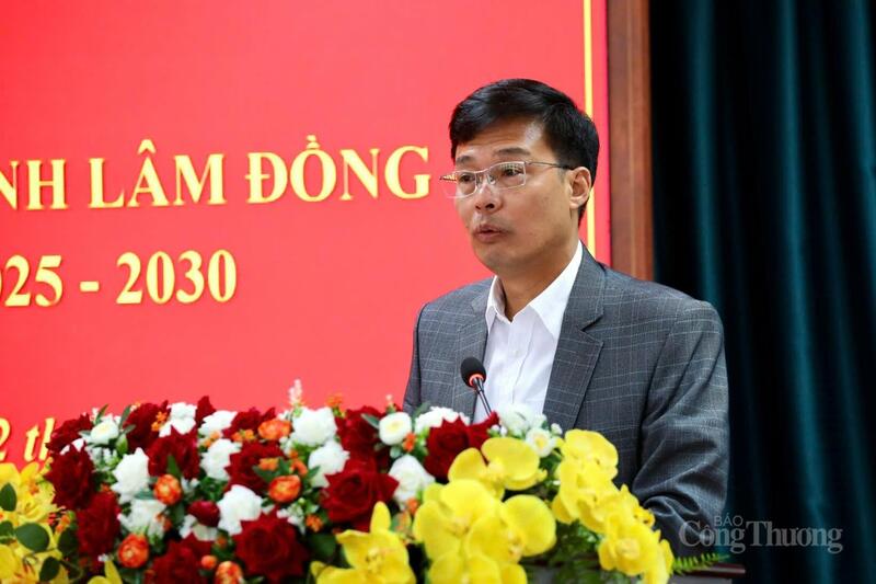 Ông Đinh Văn Tuấn, Phó Chủ tịch UBND tỉnh Lâm Đồng phát biểu tại buổi họp báo. Ảnh: Lê Sơn