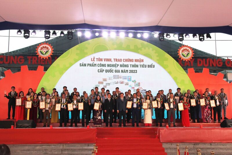 Lễ tôn vinh, trao chứng nhận sản phẩm công nghiệp nông thôn tiêu biểu cấp quốc gia năm 2023 (lần thứ V) có 173 sản phẩm/bộ sản phẩm được tôn vinh
