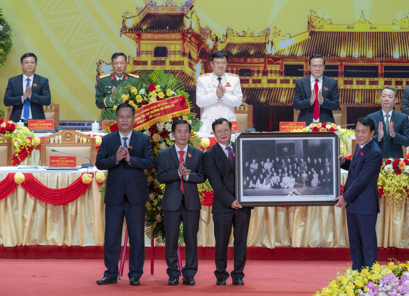 Đại tướng Lương Tam Quang - Ủy viên Bộ Chính trị, Bộ trưởng Bộ Công an tặng Đại hội bức ảnh Chủ tịch Hồ Chí Minh với Đoàn ca kịch Huế tại Phủ Chủ tịch năm 1960. Ảnh: Nguyễn Tuấn