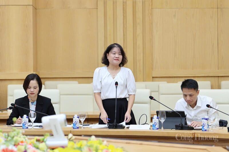 TS. Đặng Hồng Ánh, Chủ nhiệm Bộ môn công nghệ chế biến Nông sản và Đồ uống (Viện Công nghiệp thực phẩm) trình bày về những điểm mới của quy chuẩn