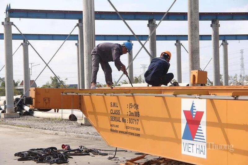 Các doanh nghiệp đang khắc phục hậu quả mưa bão, sớm hoạt động trở lại. Ảnh: Phúc Sơn.