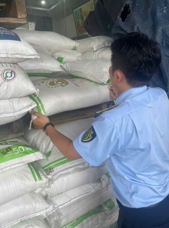 Lực lượng Quản lý thị trường Đà Nẵng phát hiện 3 tấn đường tinh luyện không có hóa đơn, chứng từ. Ảnh: Chi cục QLTT Đà Nẵng