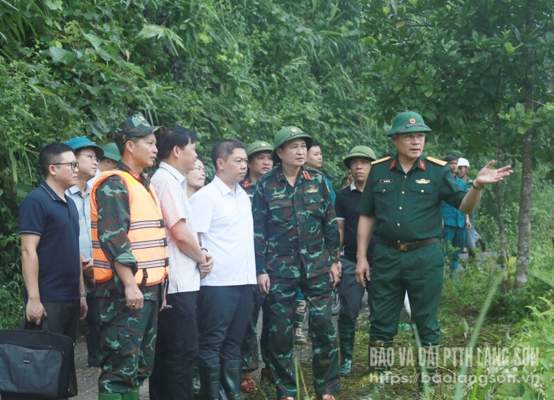 Đoàn công tác kiểm tra tại khu vực gần thủy điện Bắc Khê 1. Ảnh: Báo và Đài PTTH Lạng Sơn