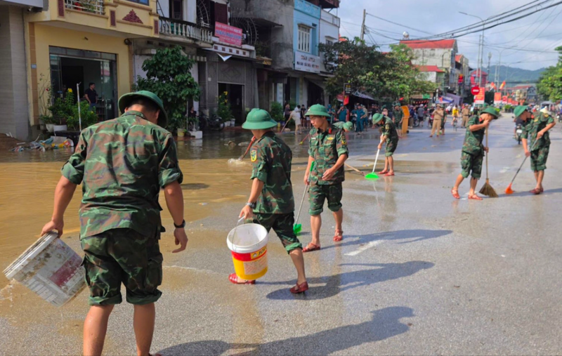 Lực lượng quân sự có mặt để giúp nhân dân khắc phục hậu quả mưa lũ. (Ảnh: Báo Nhân dân)