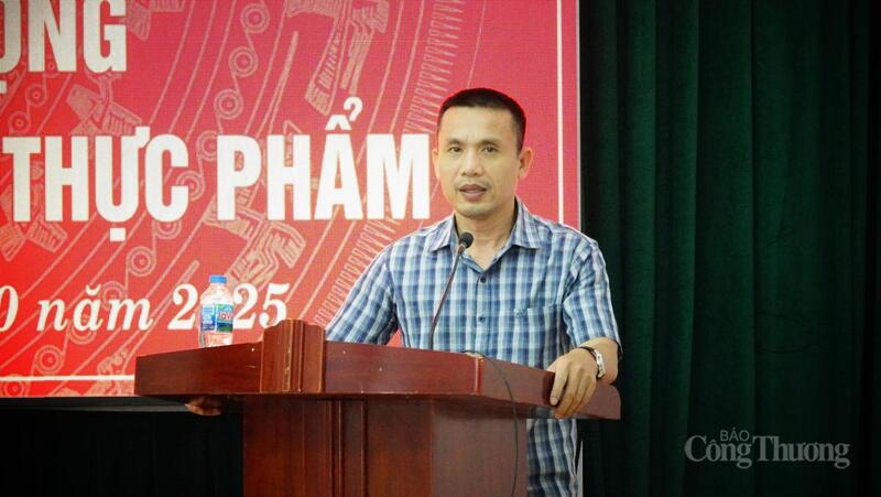 Ông Hoàng Văn Thái, báo cáo viên thuộc Sở Y tế Thanh Hóa phổ biến, hướng dẫn công tác đảm bảo vệ sinh an toàn thực phẩm tại các chợ