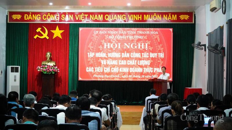 Ông Nguyễn Vũ Thắng, Phó Trưởng phòng Quản lý thương mại, Sở Công Thương Thanh Hóa hướng dẫn các đại biểu về công tác duy trì chợ kinh doanh thực phẩm