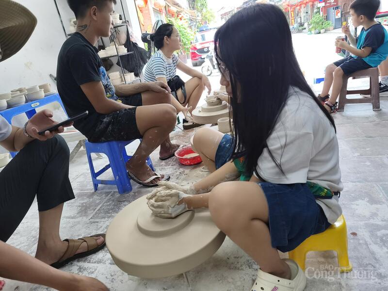 Bạn nhỏ thích thú được tận tay nặn gốm. Ảnh: Nguyễn Hoà