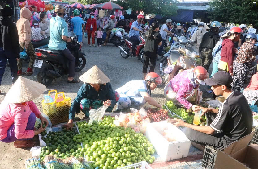 Chợ còn bày bán nông sản, hàng hóa làm phong phú thêm phiên chợ ngày chủ nhật.