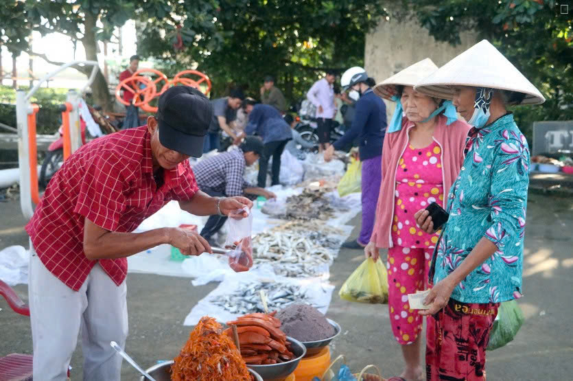 Các loại khô và mắm được bày bán nhiều tại chợ khô ngày chủ nhật.