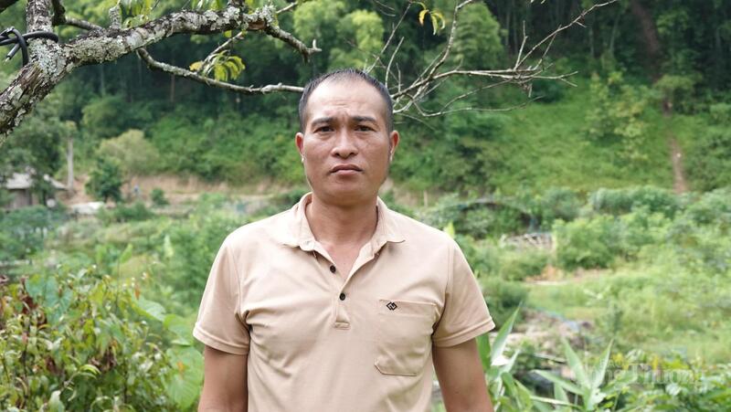 “Có lần đi bảo vệ cột mốc năm 2020, chúng tôi bất ngờ gặp một cơn lũ ập xuống, tôi bị rơi xuống suối, bị nước lũ nhấn chìm. Trong lúc chới với, may tôi bám vào được một ngọn cây không thì cũng đã trôi theo dòng nước, sống chết không hay”, anh Vi Văn Thinh hồi tưởng.