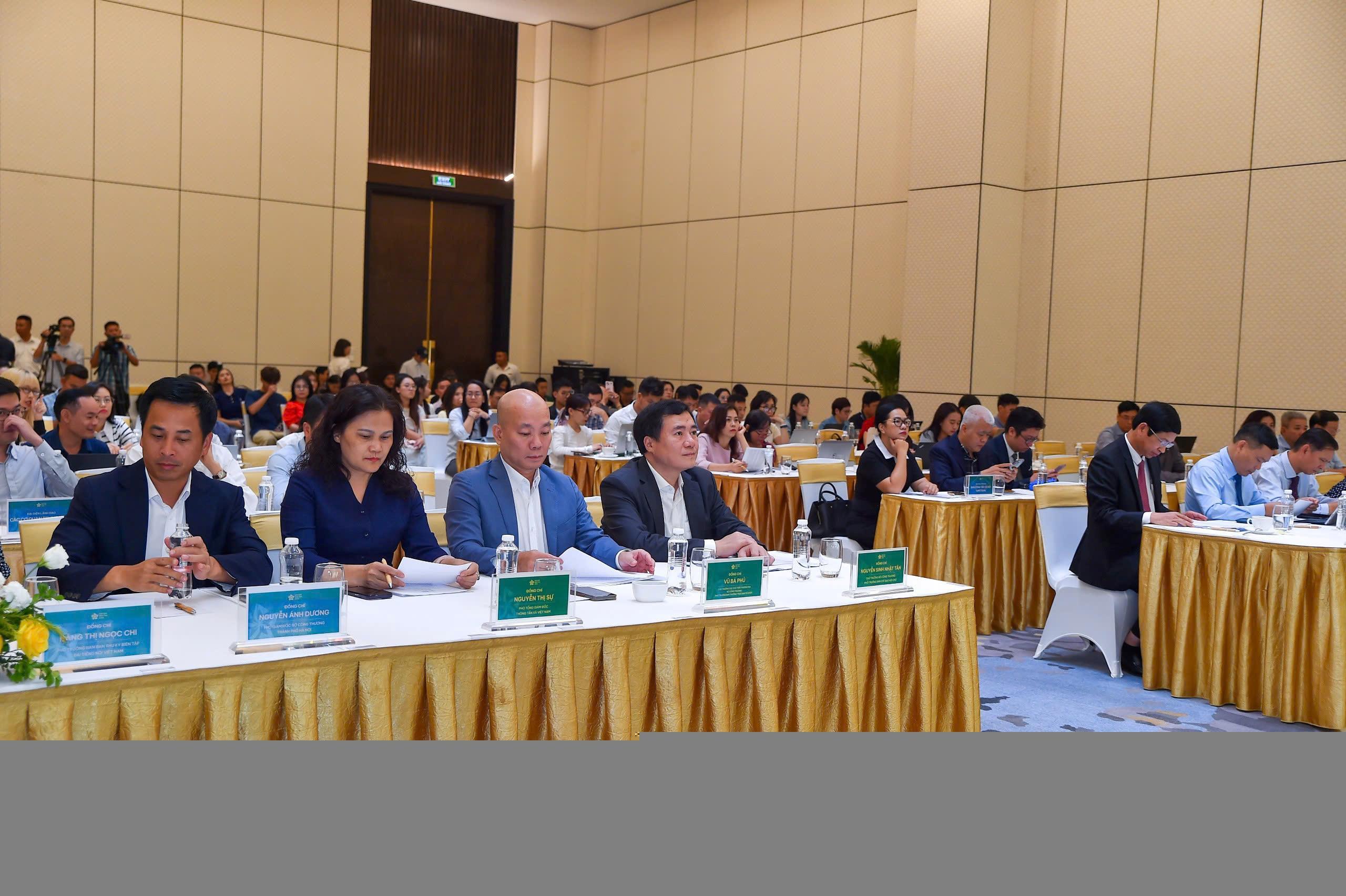 Thứ trưởng Nguyễn Sinh Nhật Tân và đại diện các Bộ, ngành, doanh nghiệp tham dự họp báo