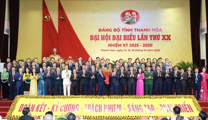 Thủ tướng Phạm Minh Chính tặng hoa chúc mừng Ban Chấp hành Đảng bộ tỉnh Thanh Hóa khóa XX, nhiệm kỳ 2025 - 2030. Ảnh: BTC.