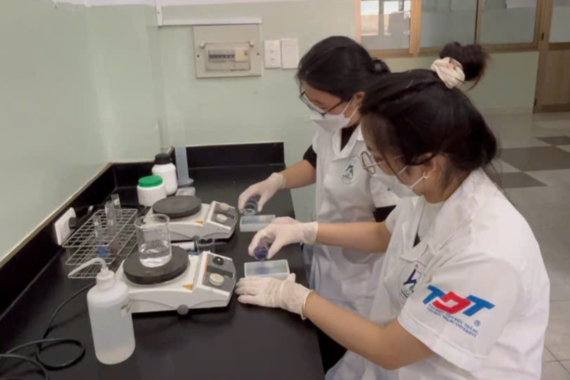 Nữ sinh tham gia nghiên cứu khoa học