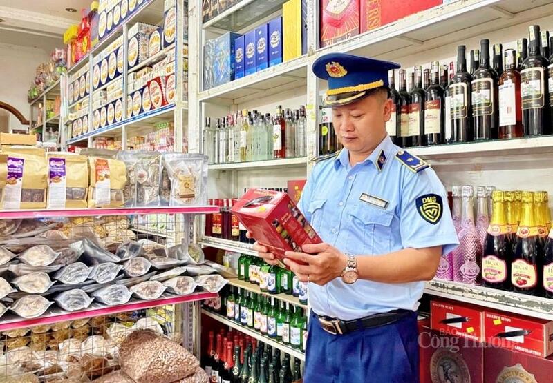 Lực lượng quản lý thị trường kiểm tra các sản phẩm tại một cửa hàng tạp hoá trên địa bàn phường Pleiku.