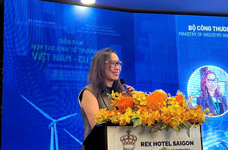 Bà Tô Thị Tường Lan - Phó Tổng Thư ký Hiệp hội Chế biến và Xuất khẩu Thuỷ sản Việt Nam đã trình bày tham luận tại diễn đàn.