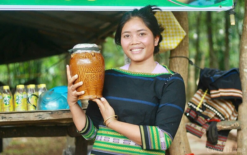 Rượu cần - thức uống luôn góp mặt tại các lễ hội văn hóa, sự kiện ẩm thực trong và ngoài tỉnh. Ảnh: Hiền Mai
