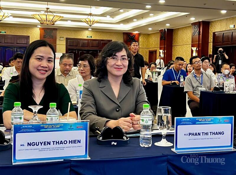 Thứ trưởng Bộ Công Thương Phan Thị Thắng tham dự diễn đàn.