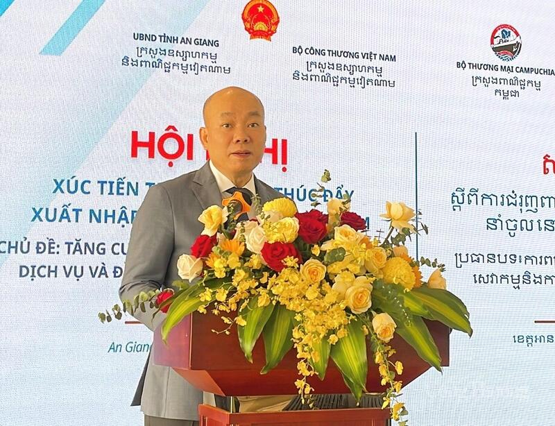 Ông Vũ Bá Phú - Cục Trưởng Cục Xúc tiến thương mại Bộ Công Thương phát biểu tại hội nghị. Ảnh: Khánh Ngọc.