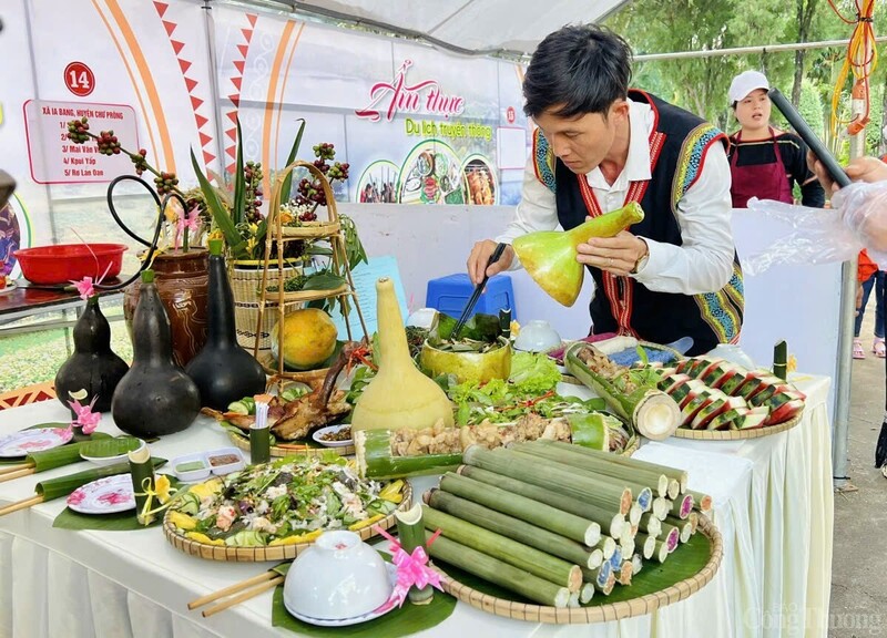 Nấu ăn không chỉ là công việc mà là một cách giữ gìn phong vị của buôn làng. Ảnh: Hiền Mai
