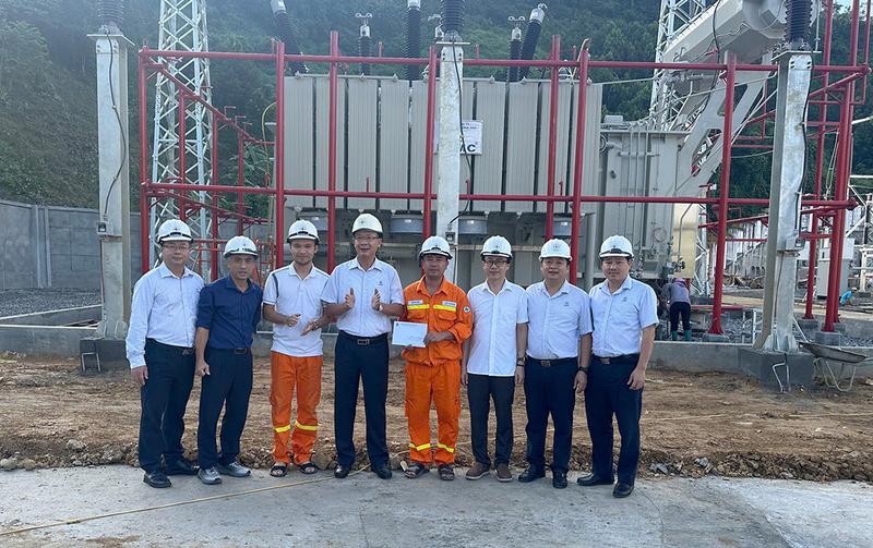 Lãnh đạo EVNNPT, Công đoàn EVNNPT tặng quà động viên các đơn vị tham gia dự án.