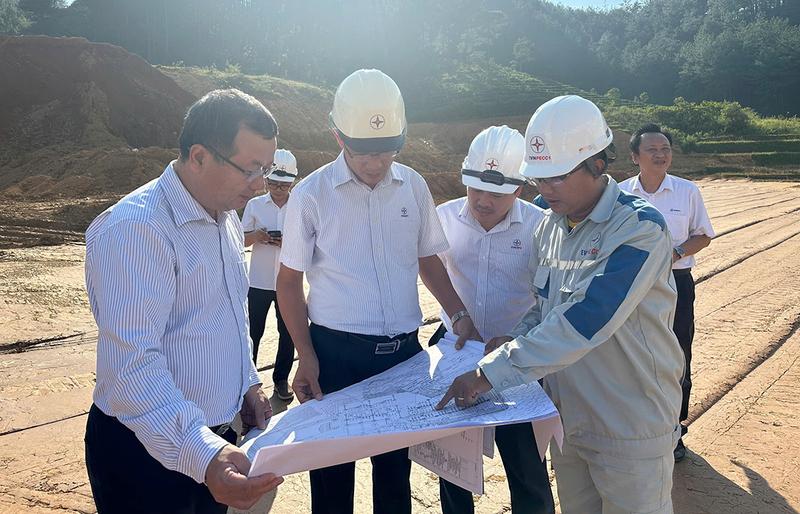 Lãnh đạo EVNNPT kiểm tra công trường dự án Lắp máy biến áp thứ 3 Trạm biến áp 220kV Than Uyên.