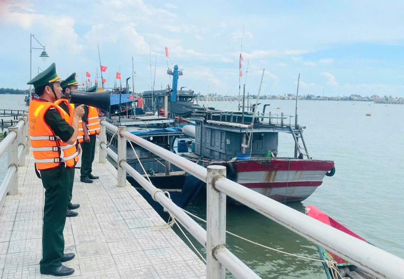 Lực lượng chức năng thành phố Huế kêu gọi tàu thuyền vào bờ, tránh trú bão an toàn. Ảnh: Nguyễn Tuấn
