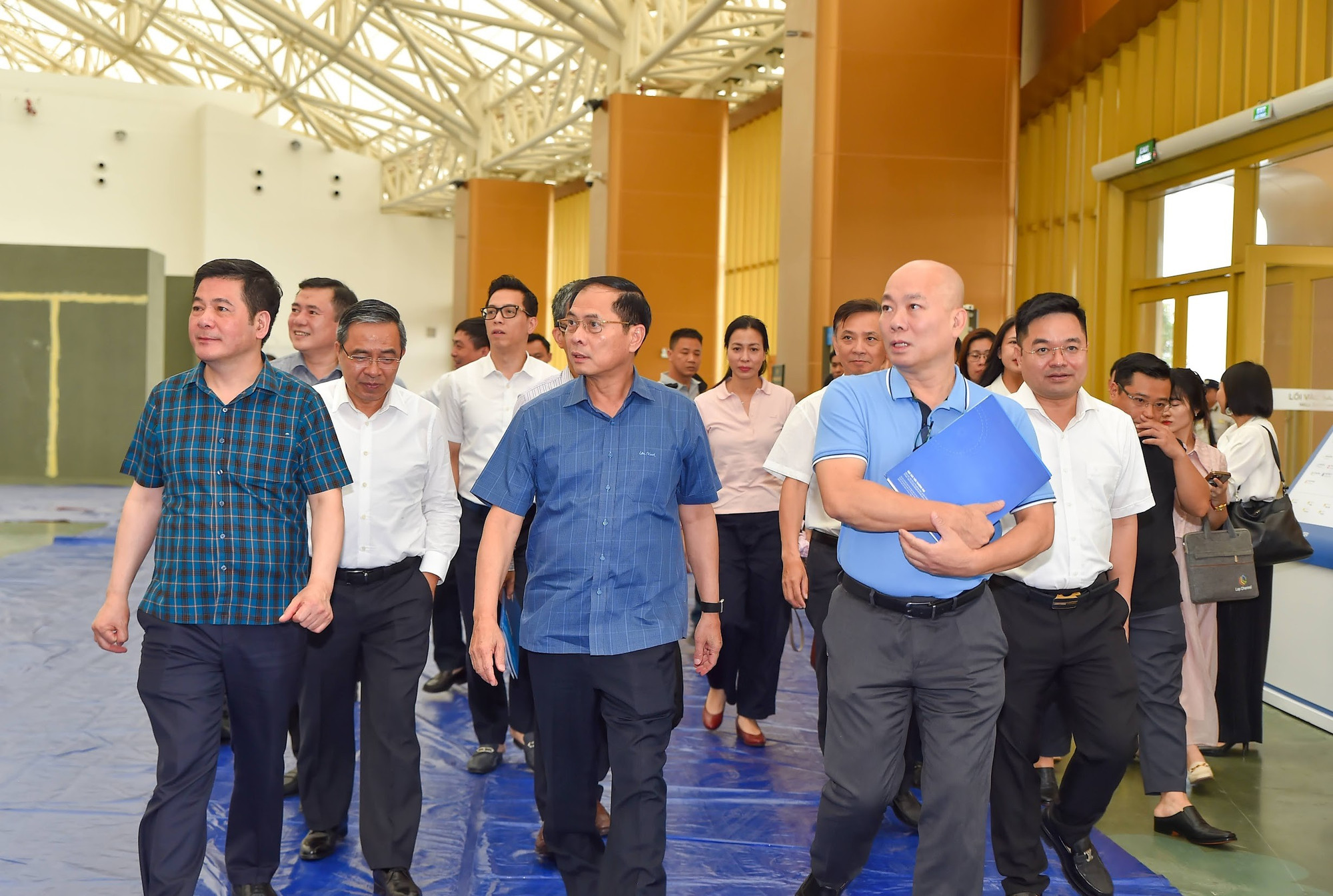 Phó Thủ tướng Chính phủ Bùi Thanh Sơn - Trưởng Ban chỉ đạo Hội chợ Mùa Thu 2025 và Bộ trưởng Công thương Nguyễn Hồng Diên - Phó Trưởng Ban chỉ đạo Hội chợ Mùa Thu 2025 và các đồng chí lãnh đạo kiểm tra công tác triển khai tổ chức Hội chợ Mùa Thu 2025 trong chiều 19/10.