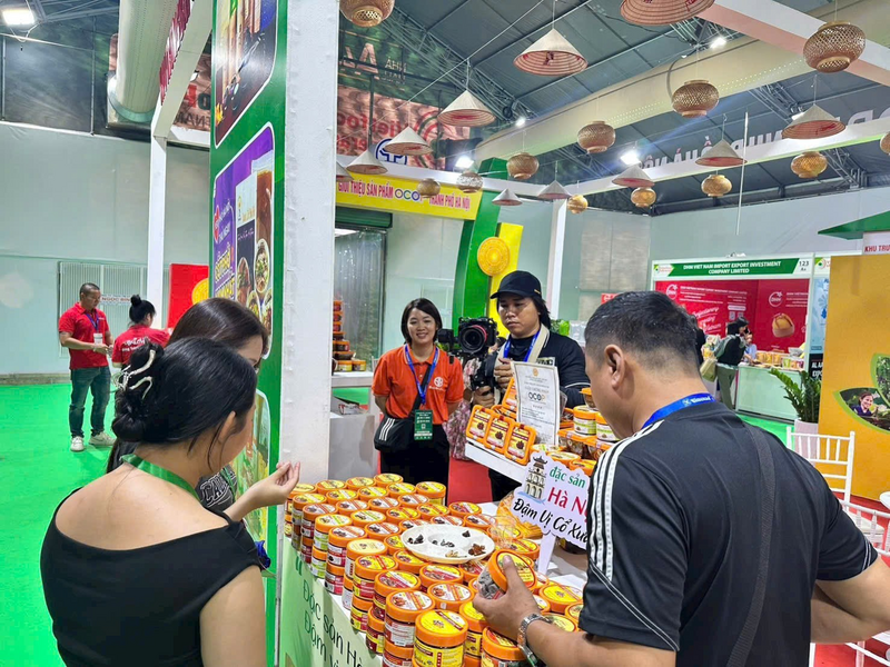 Gian hàng ô mai Bách Hương Xuân được nhiều khách hàng quan tâm. Ảnh: Lệ Nguyễn