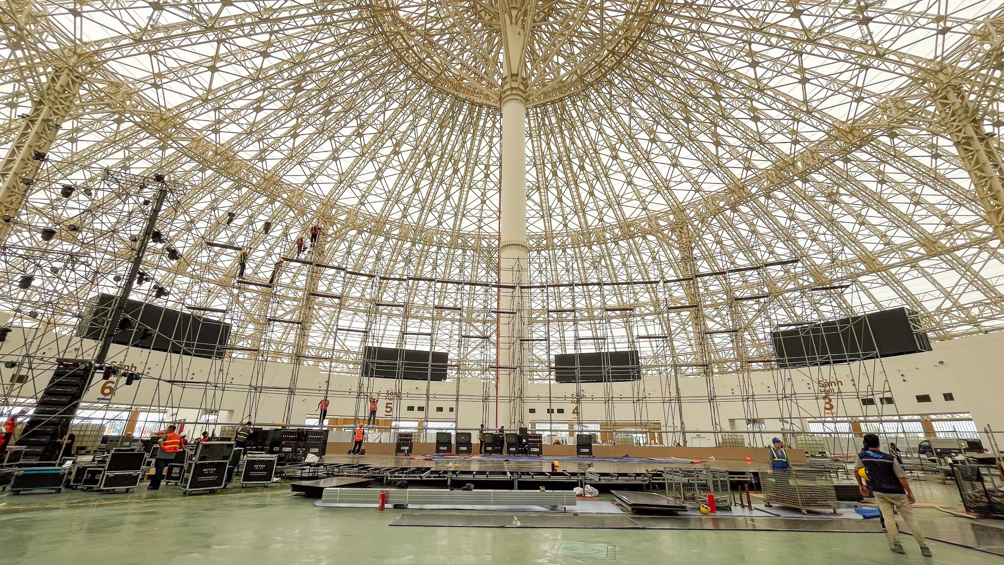 Hội chợ Mùa Thu 2025 là sự kiện xúc tiến thương mại quy mô toàn quốc do Thủ tướng Chính phủ giao Bộ Công thương chủ trì, phối hợp với Bộ Văn hóa, Thể thao và Du lịch, Tập đoàn Vingroup, Trung tâm Hội chợ Triển lãm Việt Nam (VEC) cùng các bộ, ngành, địa phương tổ chức sự kiện trên toàn bộ không gian VEC.