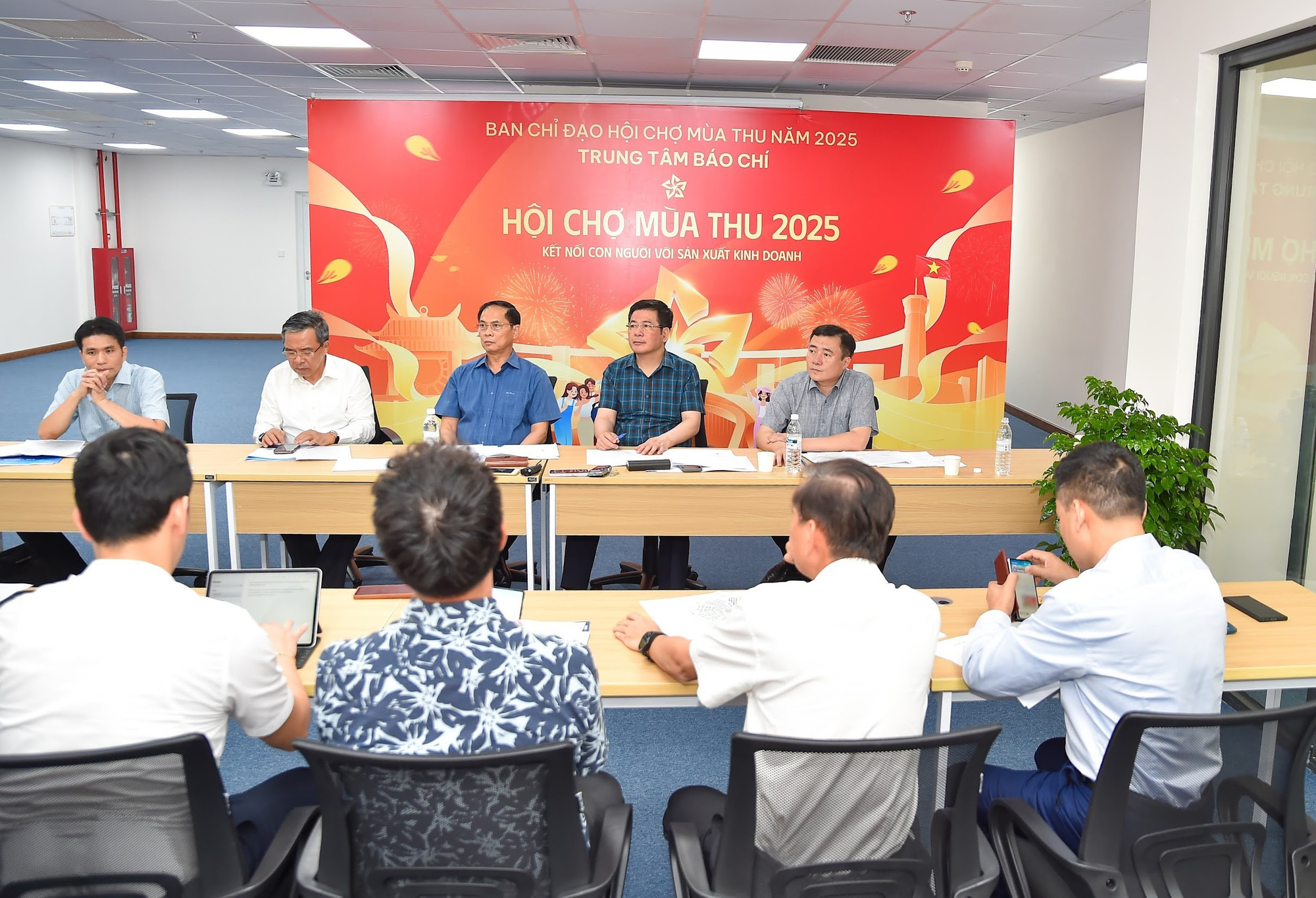 Sau khi kiểm tra công tác thi công tại Hội chợ, Phó Thủ tướng Chính phủ Bùi Thanh Sơn, Bộ trưởng Nguyễn Hồng Diên đã kiểm tra Trung tâm báo chí Hội chợ Mùa Thu 2025.