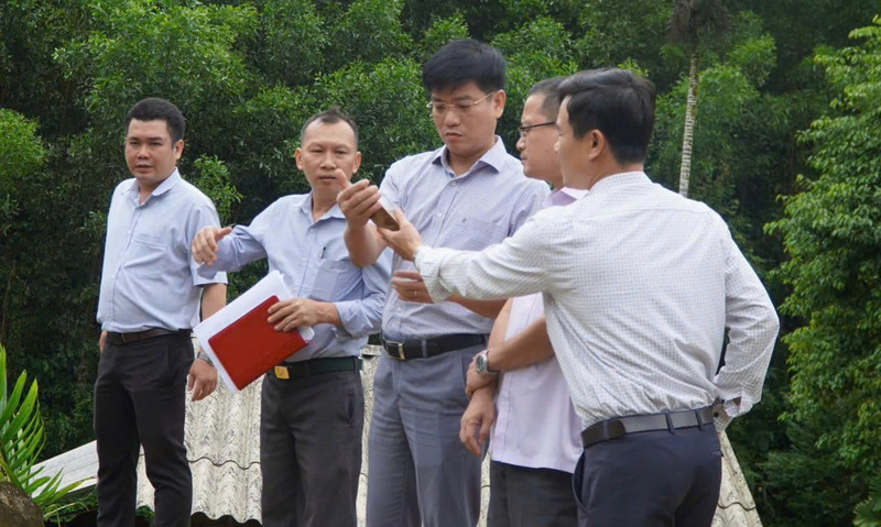 Phó Chủ tịch UBND tỉnh Quảng Ngãi Đỗ Tâm Hiển kiểm tra khu vực núi Gò Oát, xã Ba Vinh, nơi xuất hiện vết nứt dài 100m khiến 61 hộ dân phải di dời khẩn cấp. Ảnh: UBND xã Ba Vinh