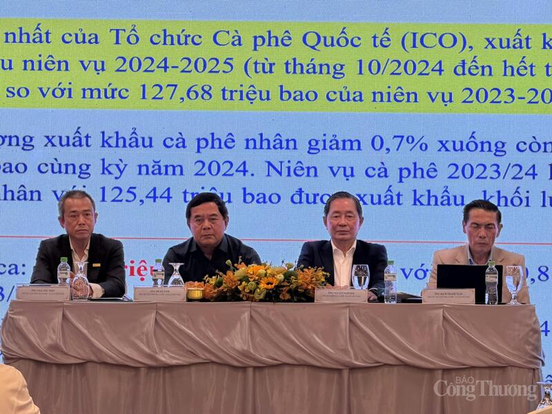 Ông Nguyễn Nam Hải - Chủ tịch Hiệp hội (thứ hai từ phải sang) cùng với các Phó Chủ tịch Hiệp hội đồng chủ trì hội nghị. Ảnh: Minh Anh