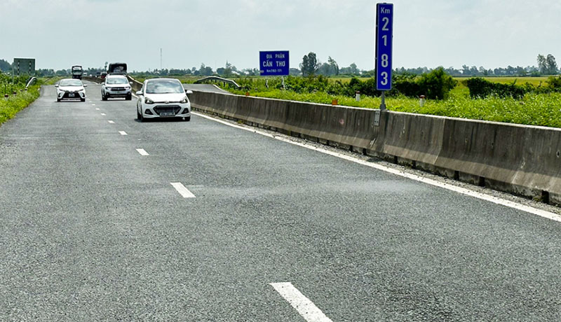 Cao tốc Lộ Tẻ - Rạch Sỏi dài hơn 51km, rộng 17m, 4 làn xe, tốc độ 80 km/h, sau thời gian nâng cấp đến nay cơ bản hoàn thành.