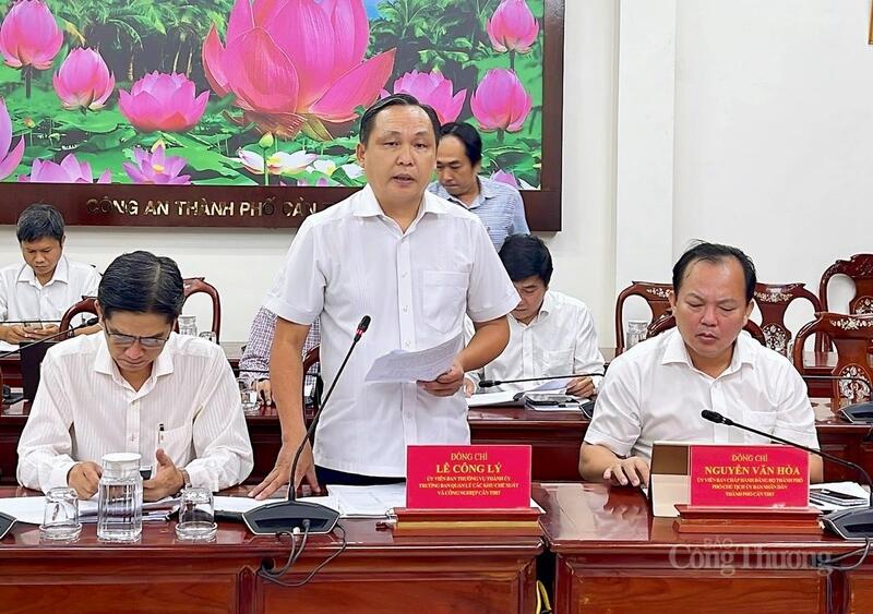Ông Lê Công Lý, Trưởng Ban Quản lý Các khu chế xuất và công nghiệp Cần Thơ phát biểu tại buổi làm việc.