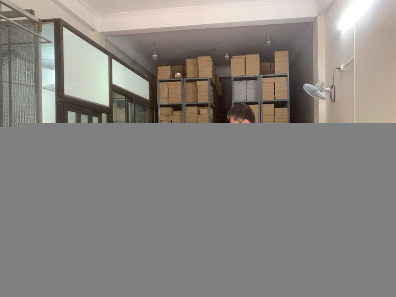 Đội Quản lý thị trường số 1 kiểm tra cơ sở kinh doanh của ông Phan Huy Dũng. Ảnh: QLTTHN