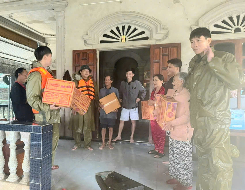 Kịp thời hỗ trợ thực phẩm cho các hộ dân bị nước lũ cô lập, chia cắt. Ảnh: Nguyễn Tuấn